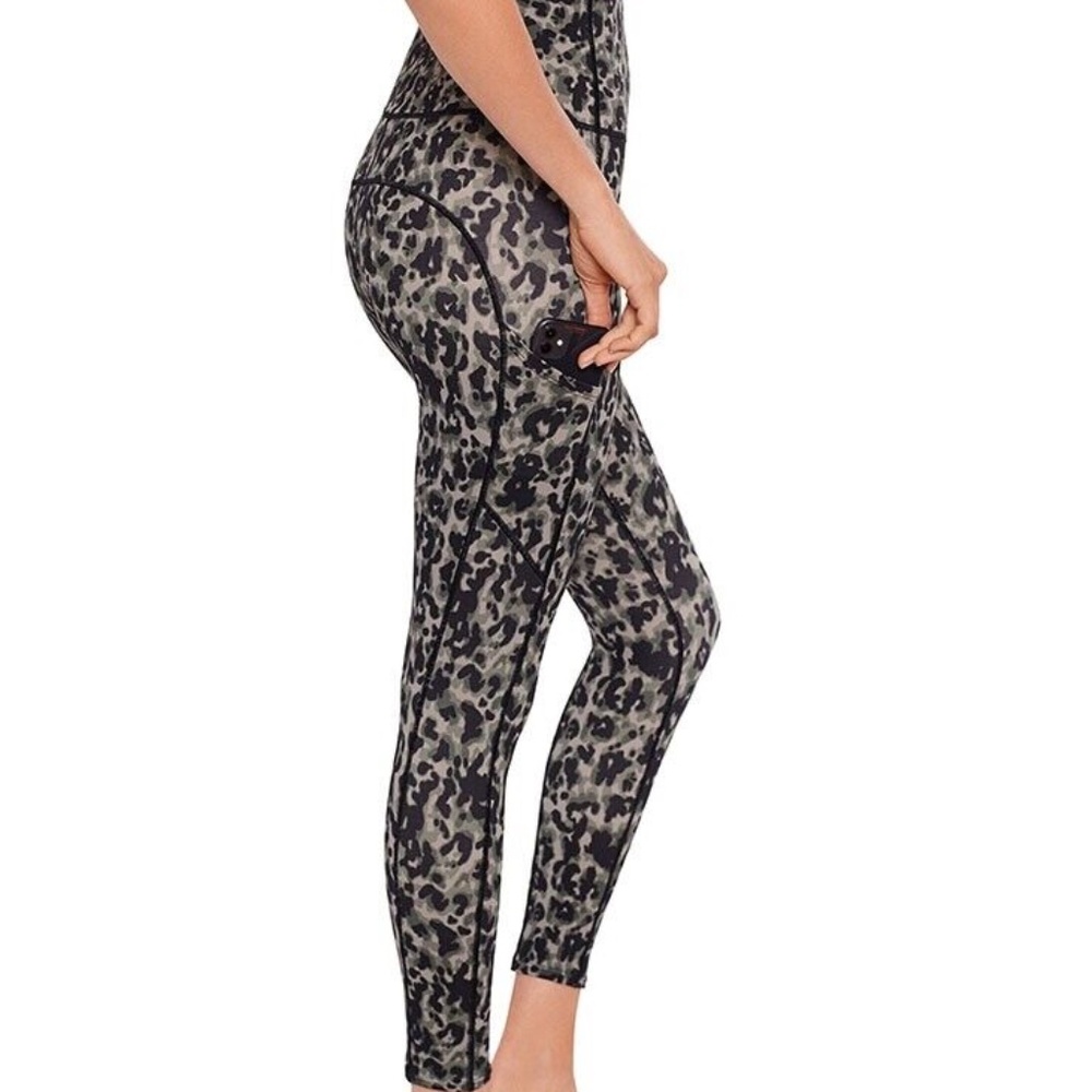 Miraclesuit Women's Tummy-Control Performance 7/8 Leggings Tortoise Ivy Camo M/L